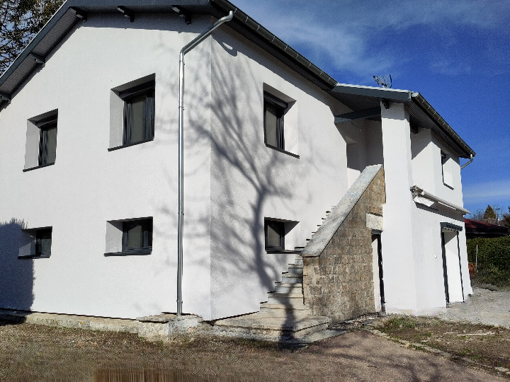 Phase démolition préalable à la rénovation énergétique d’une maison à La Chapelle d’Aurec